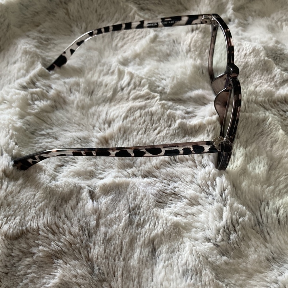 Grey tortoise shell blue-light glasses with box, sleeve, and dust cloth - Picture 5 of 7